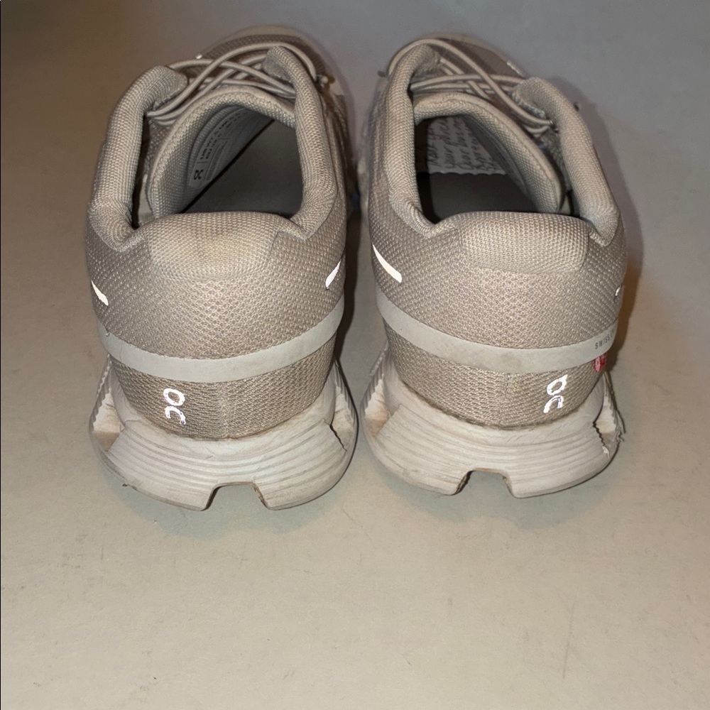 On Cloud 5 Sneakers 7.5 - Picture 3 of 10